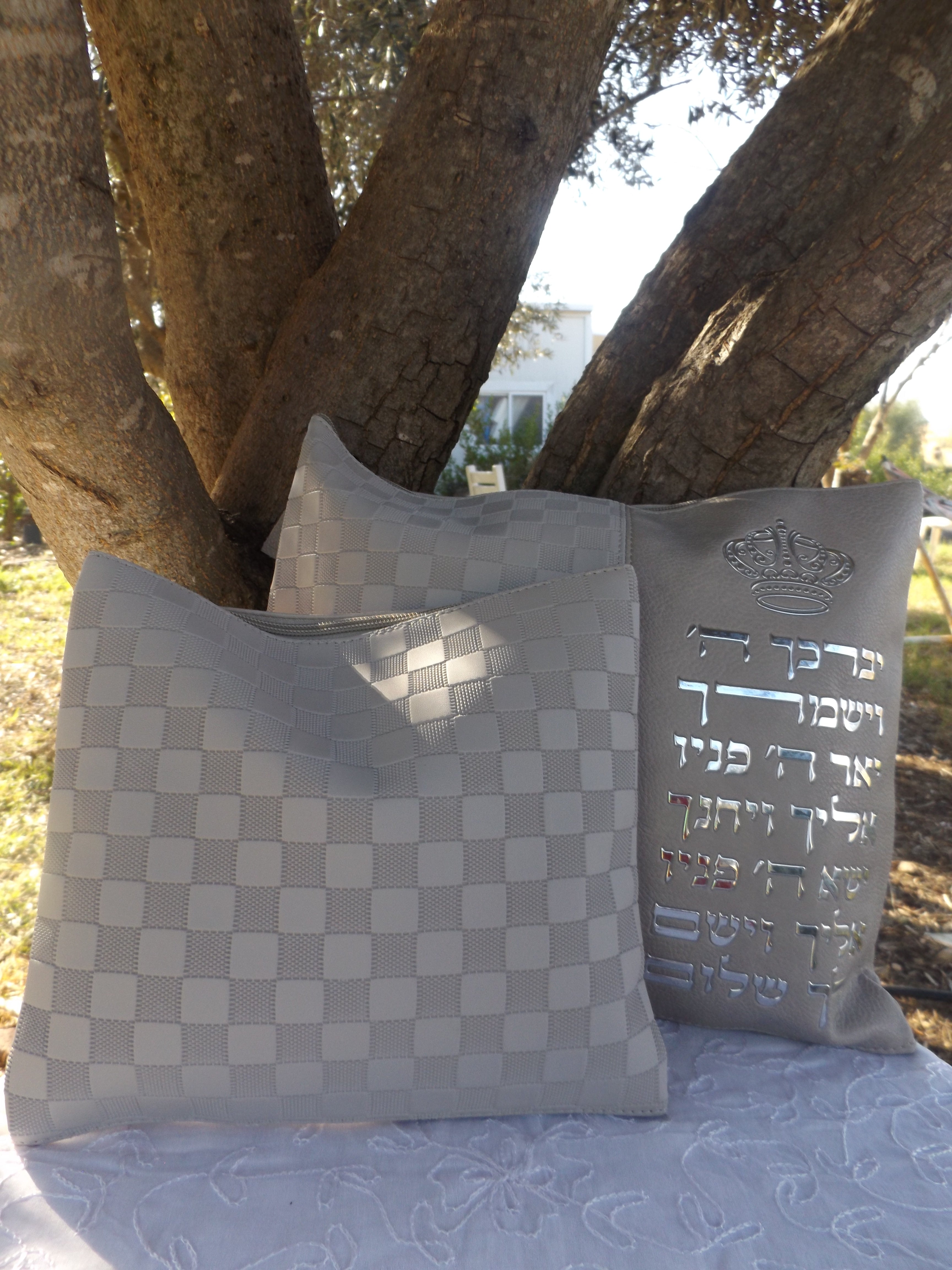 כיסוי לטלית ולתפילין דמוי עור אפור בשילוב כיתוב "יברכך" באותיות כסף