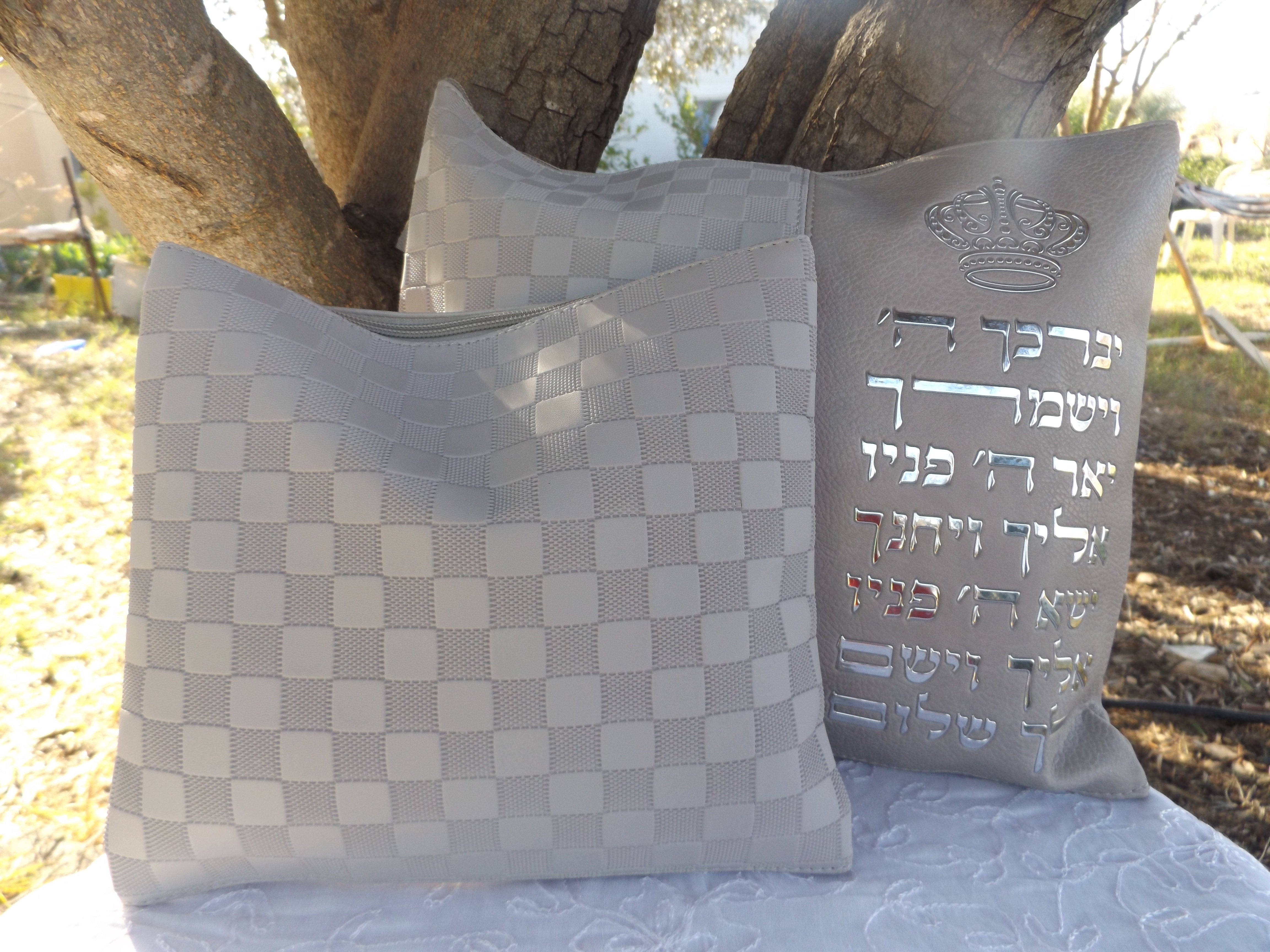 כיסוי לטלית ולתפילין דמוי עור אפור בשילוב כיתוב "יברכך" באותיות כסף