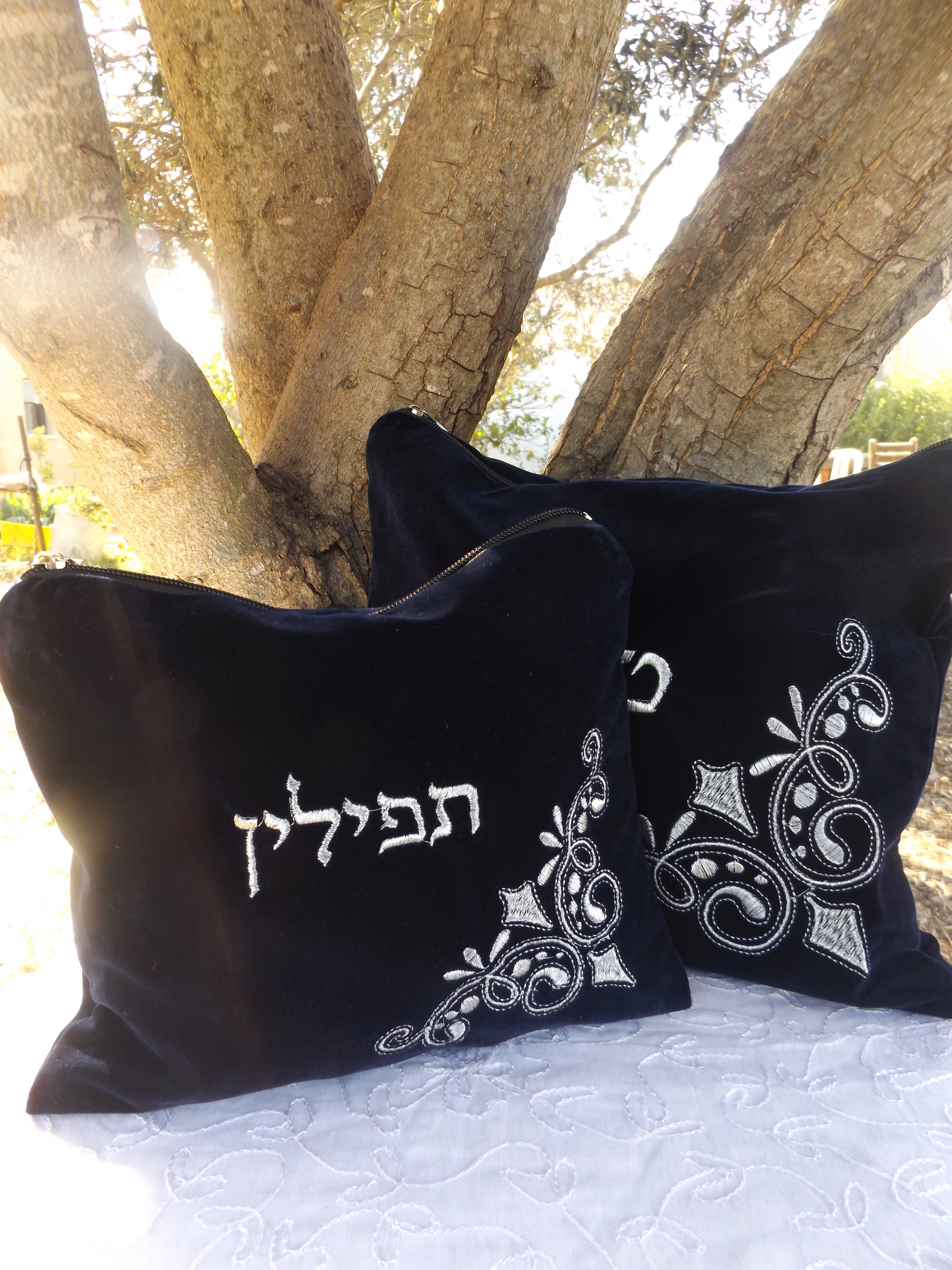 כיסוי לטלית ולתפילין מקטיפה כחול כהה עם רקמת כסף