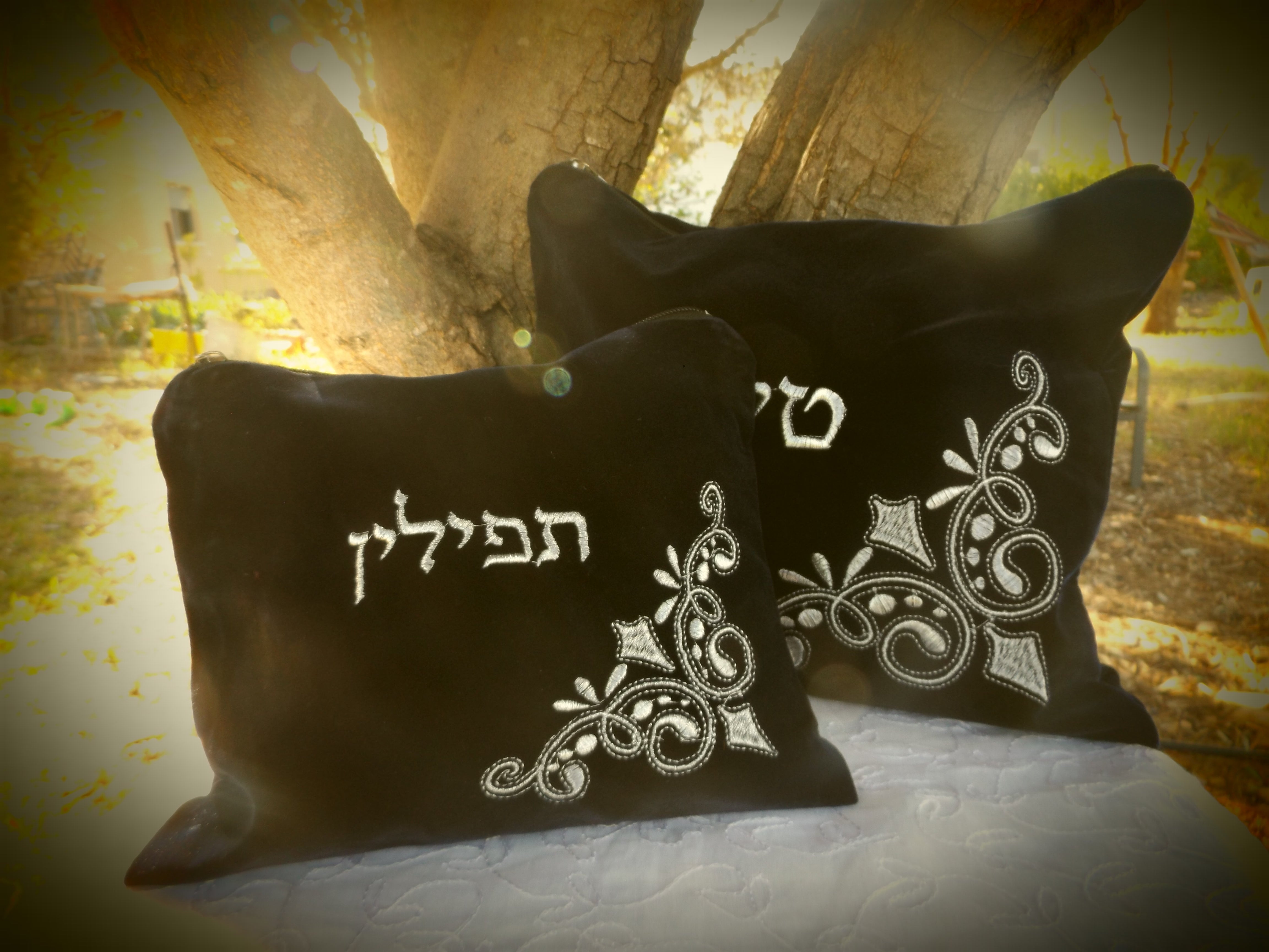 כיסוי לטלית ולתפילין מקטיפה כחול כהה עם רקמת כסף