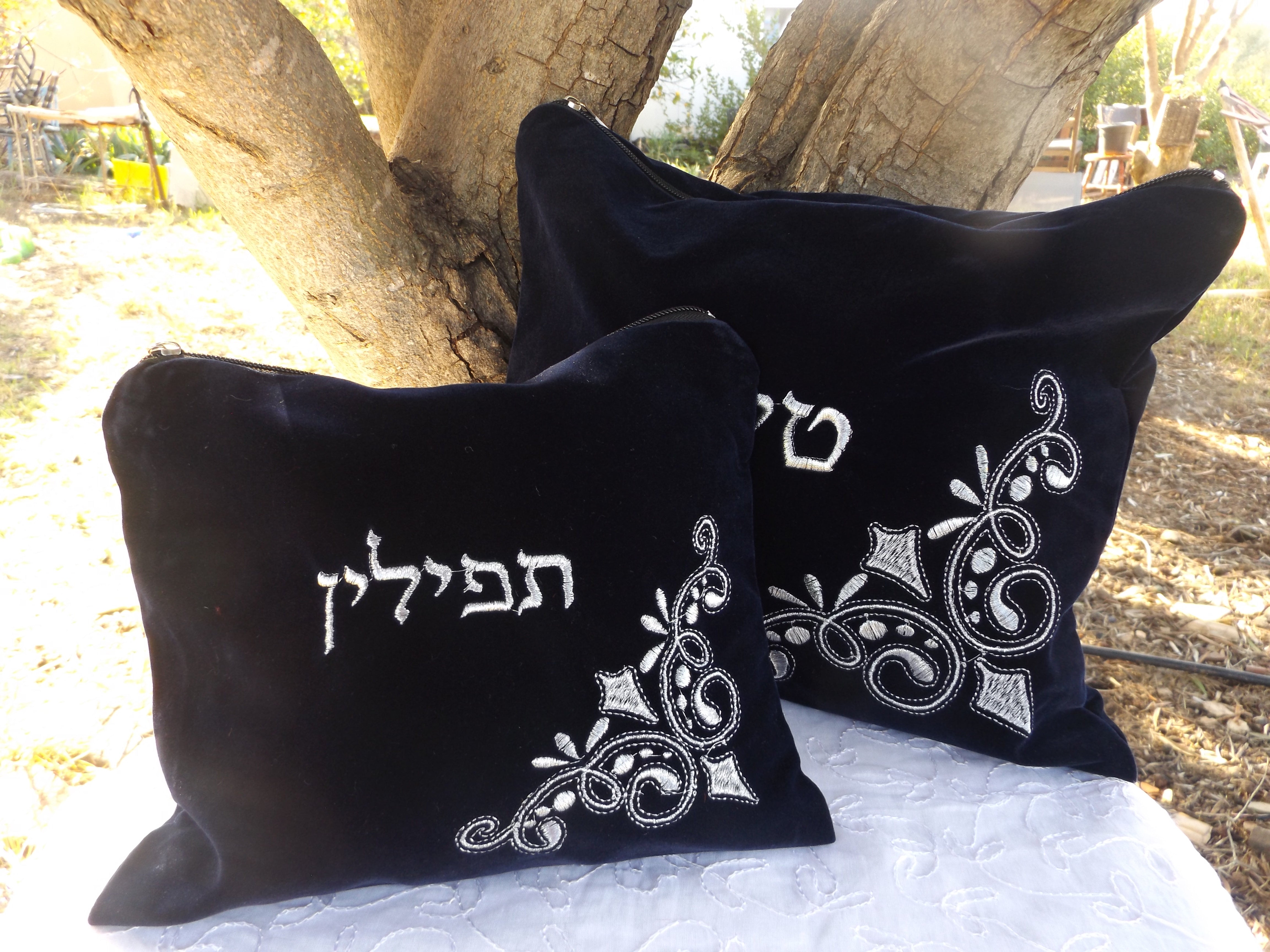 כיסוי לטלית ולתפילין מקטיפה כחול כהה עם רקמת כסף