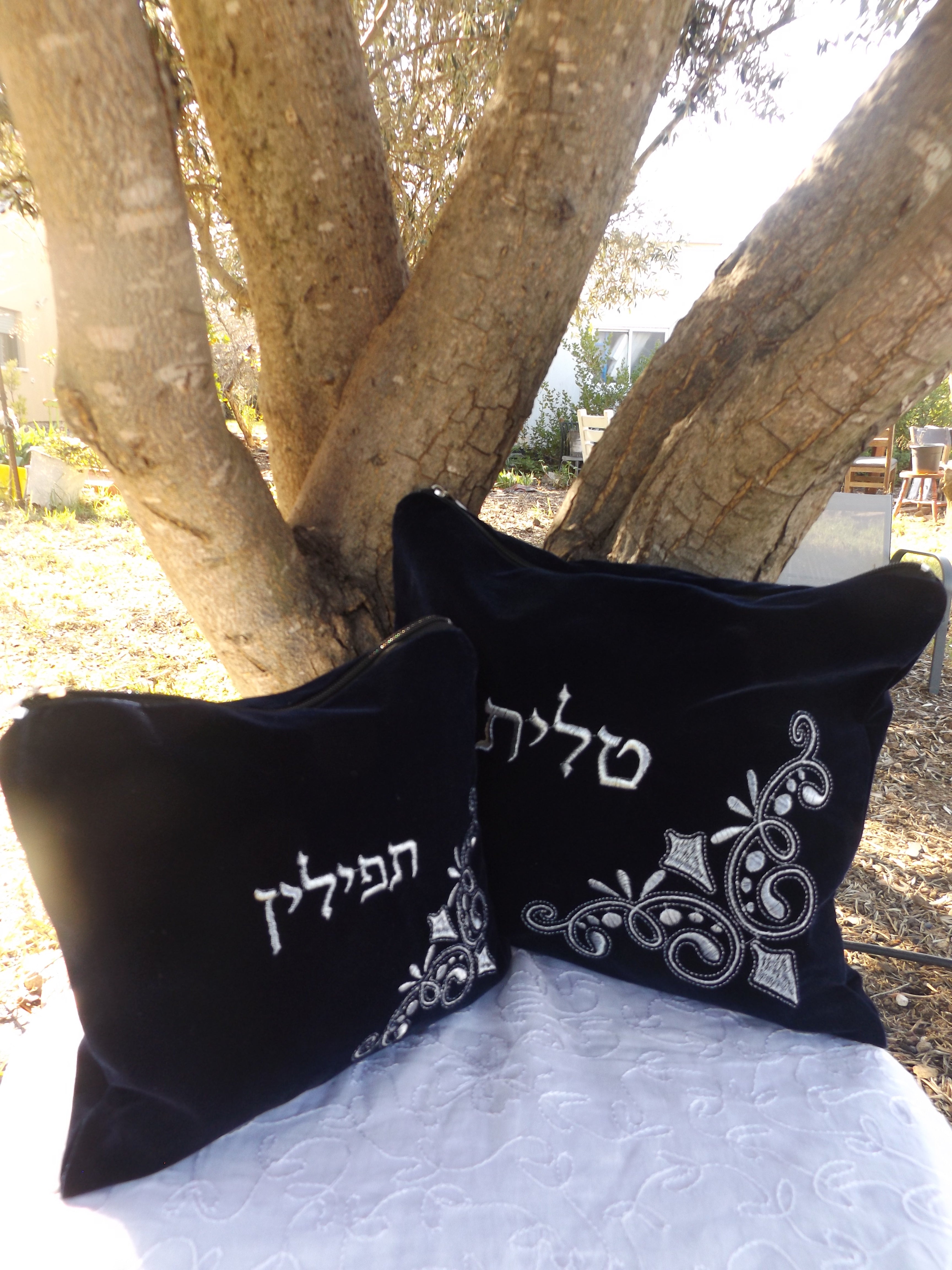 כיסוי לטלית ולתפילין מקטיפה כחול כהה עם רקמת כסף